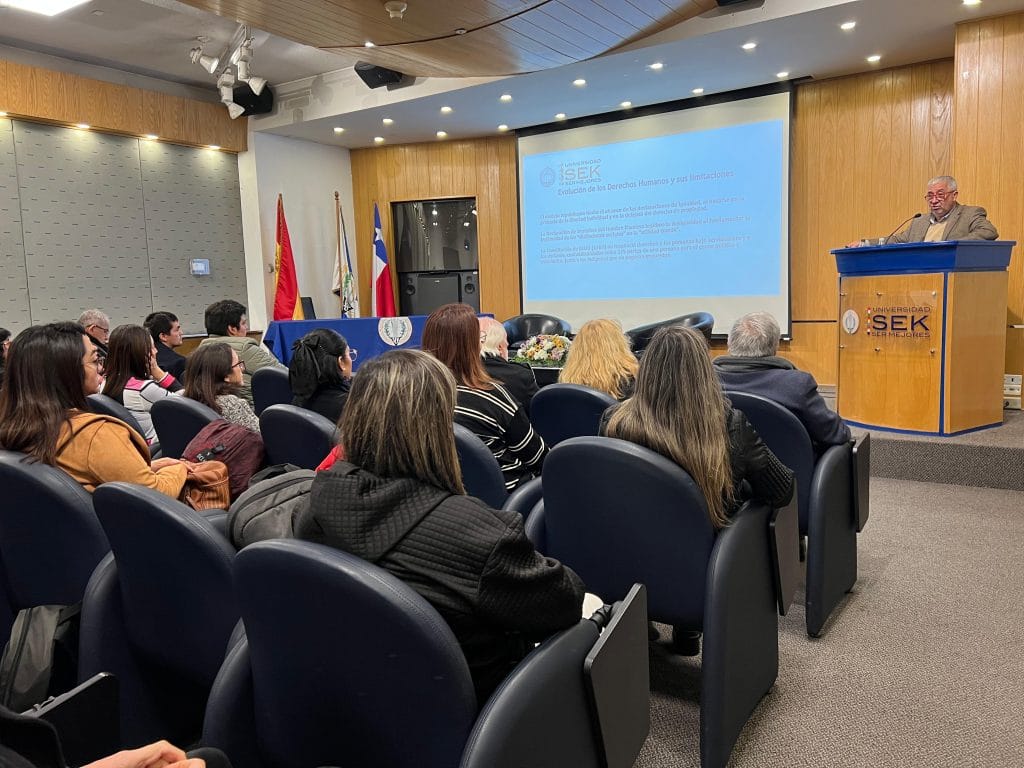 Universidad SEK abordó temáticas de derechos humanos y trabajo social en clase magistra