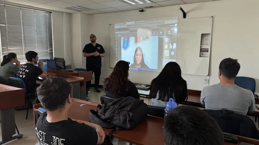 Fortaleciendo la colaboración internacional: la carrera de Kinesiología USEK realiza clase espejo con la Universidad Autónoma de Santa Ana