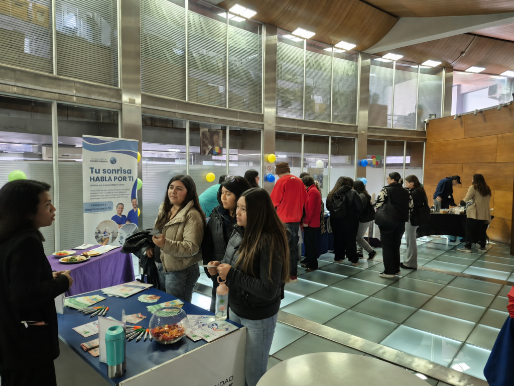 Participantes en la Feria de Servicios USEK durante jornada de orientación