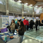 Participantes en la Feria de Servicios USEK durante jornada de orientación