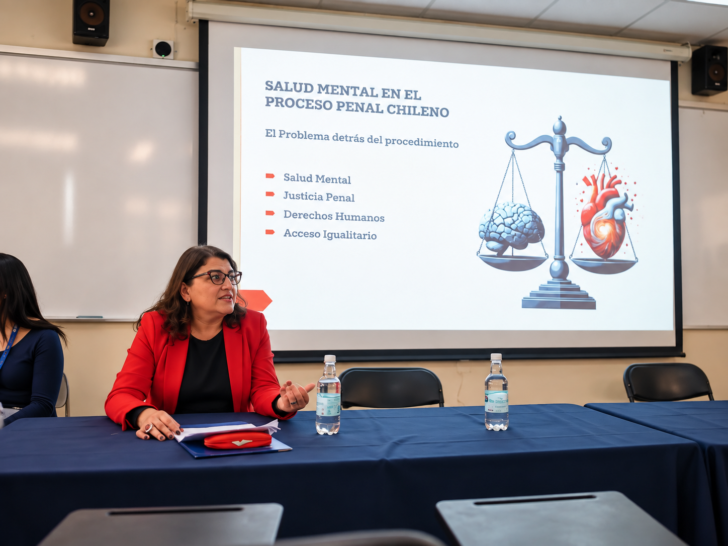 Expositora presenta una investigación sobre salud mental en el proceso penal chileno durante un encuentro académico sobre derechos humanos.