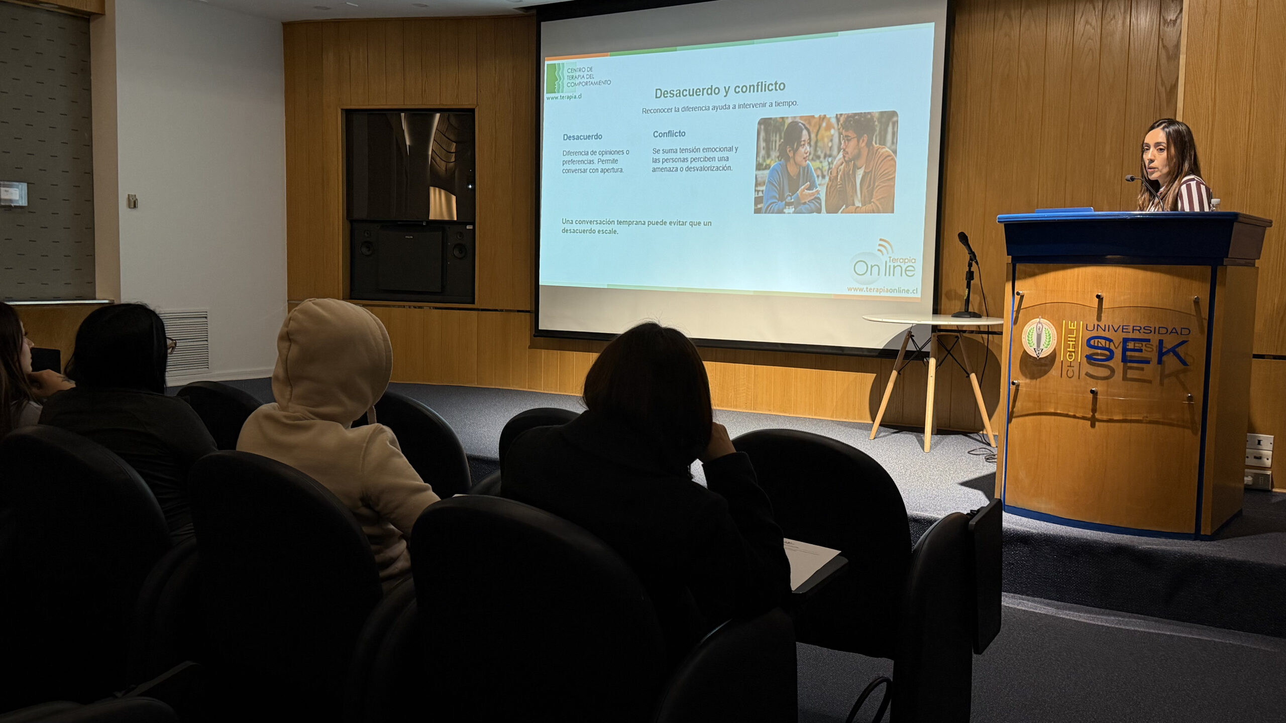 Estudiantes de Psicología y Obstetricia y Neonatología de Universidad SEK durante un taller sobre resolución de conflictos.