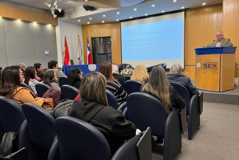 Universidad SEK abordó temáticas de derechos humanos y trabajo social en clase magistra
